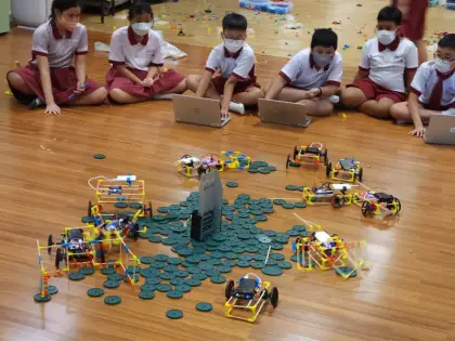 Robots on the hexagon arena