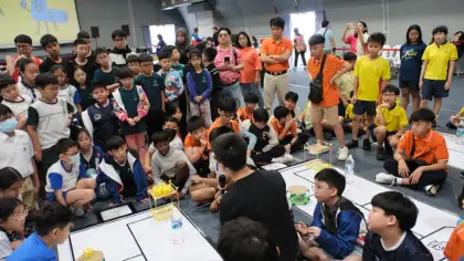 A crowd round the challenge mat
