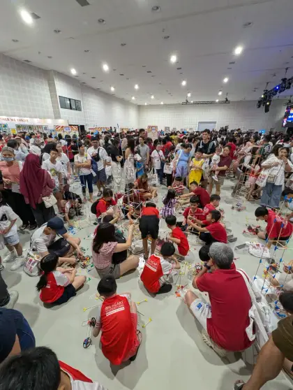 Hundreds building at once at the CDAC event